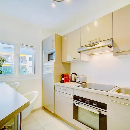 Apartment 2 Bedroom Luxury Flat With Balcony Center